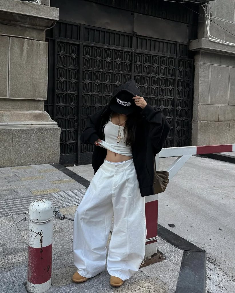 Monochrome Hoodie Fit